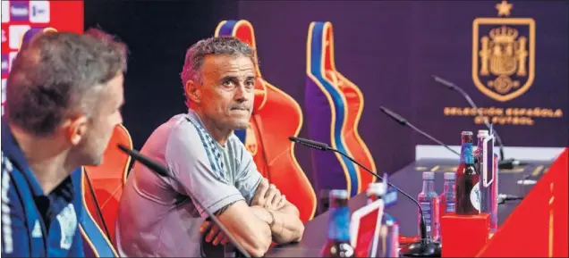  ??  ?? Luis Enrique en la conferenci­a de Prensa telemática, ayer en Las Rozas, junto a Pablo García Cuervo, jefe de Prensa de la Selección.