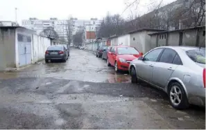  ??  ?? Galați. Baterii de garaje construite pe spațiile verzi