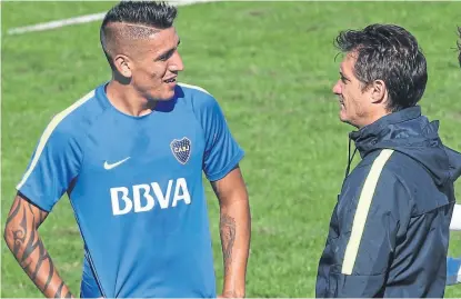  ?? Fotobaires ?? centurión charla con Guillermo; el Mellizo se ve reflejado en la rebeldía que él tenía como jugador