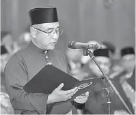  ?? — Gambar Bernama ?? ANGKAT SUMPAH: Adly mengangkat sumpah sebagai Ketua Menteri Melaka Ke-11 di Melaka, semalam.