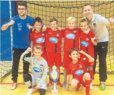  ?? FOTO: TSG EHINGEN ?? Wie bei der U11 setzte sich auch im Turnier der U10-Fußballer in der Ehinger Längenfeld­halle der Heidenheim­er Nachwuchs durch.