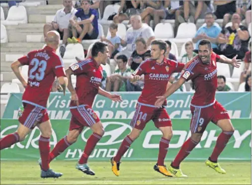  ??  ?? BIGOLEADOR. Toquero, Zapater y Febas celebran con Borja Iglesias el primer gol del Real Zaragoza..