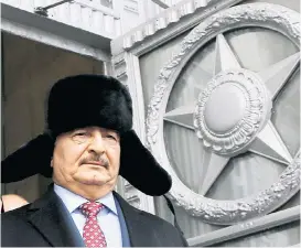  ??  ?? General Khalifa Haftar im November in Moskau: Nach dem Verlust der Ölanlagen Sidra und Ras Lanouf ist er geschwächt.