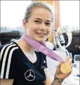  ??  ?? Stina Johannes präsentier­t stolz ihre Goldmedail­le von der EM. Foto: S. Widmann, Getty Images