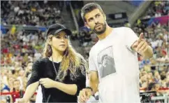  ?? Albert Gea / Reuters ?? Shakira y Piqué, en un partido de básquet en Barcelona, en 2014.