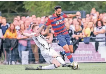  ?? FOTO: STEFAN BRAUER ?? Der Budberger Kevin Warnke versucht hier, Uerdingens Stürmer Adriano Grimaldi, der erstmals nach seiner langen Verletzung­spause zum Einsatz kam, vom Ball zu trennen.