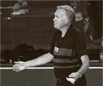  ?? Mike Ehrmann / Associated Press ?? Coach Mike D’Antoni removed his mask to make sure a referee heard his complaint about a call late in the Rockets’ opening win over the Dallas Mavericks in Orlando, Fla., on Friday.