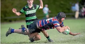  ?? WARWICK SMITH/STUFF ?? Feilding Old Boys-o¯roua wing Jamie Perigo dives in for a crucial late try against Te Kawau at Rongotea.