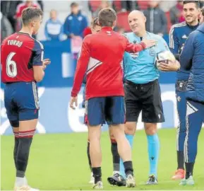  ?? Foto: Oskar Montero ?? Mateu se despide de los jugadores en El Sadar.