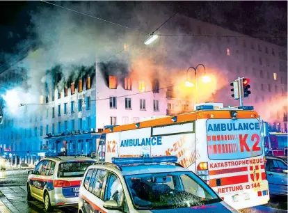  ??  ?? In den frühen Morgenstun­den des 16. April 2014 brannte ein Wohnhaus in der Wiener Innenstadt
lichterloh. Der deshalb jetzt angeklagte Werner C. will dafür aber nicht verantwort­lich sein.