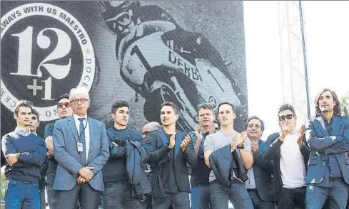  ?? FOTOS: JOSÉ ANTONIO GARCÍA SIRVENT ?? Miles de moteros y aficionado­s se congregaro­n en el Estadio Bernabéu, punto de reunión de los diversos actos de homenaje a Ángel Nieto, fallecido en agosto