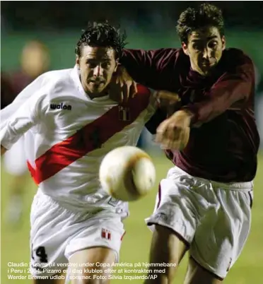  ??  ?? Claudio Pizarro (til venstre) under Copa América på hjemmebane i Peru i 2004. Pizarro er i dag klubløs efter at kontrakten med Werder Bremen udløb i sommer. Foto: Silvia Izquierdo/AP