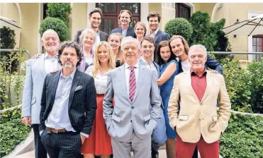  ?? FOTO: DPA ?? „Sturm der Liebe“feiert 3000 Folgen – und Hotelchef Werner Saalfeld (Dirk Galuba, erste Reihe, Mitte) mit großer Festgesell­schaft aus aktuellen und ehemaligen Stars der Serie seinen Geburtstag.