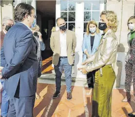  ??  ?? El alcalde de Moraleja, en la jornada junto al presidente de la Junta.