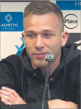  ??  ?? Arthur se emocionó durante la rueda de prensa en que anunció su marcha al Barça