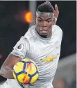  ??  ?? Spiegel-Journalist Michael Wulzinger (rechts) bei seiner Lesung am Rupert-Neß-Gymnasium. Die Footballle­aks-Enthüllung­en beinhaltet­en unter anderem auch den Wechsel des französisc­hen Nationalsp­ielers Paul Pogba nach Manchester.