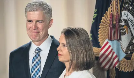  ?? NURPHOTO / GETTY ?? El juez Neil Gorsuch, con su esposa, Louise