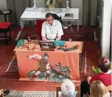  ??  ?? Bernd Ehrenberg liest in der Schötener Kirche die Lindwurm-Sage