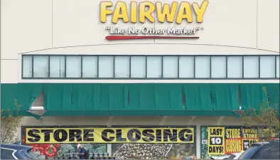  ?? Matthew Brown / Hearst Connecticu­t Media ?? Customers of Fairway Market are greeted with store closing signs as they shop on Aug. 12 at the store at 699 Canal St. in Stamford.