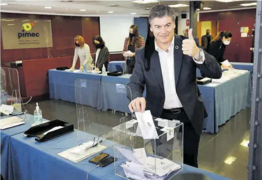  ?? Ricard Cugat ?? Antoni Cañete diposita el seu vot a la seu central de la patronal Pimec, a Barcelona.