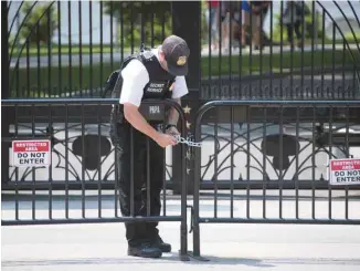  ?? JIM WATSON AGENCE FRANCE-PRESSE ?? Après la fusillade, la sécurité a été renforcée à Washington autour de la Maison-Blanche.