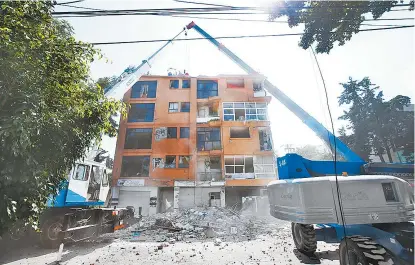  ??  ?? Uno de los edificios afectados en CdMx por el terremoto de magnitud 7.1.