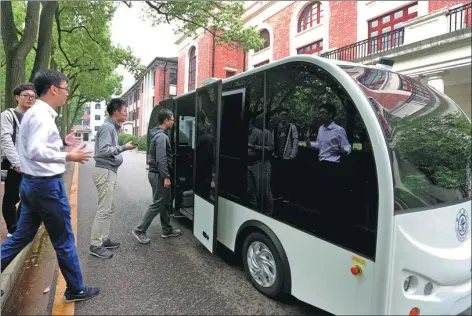  ?? LIU YING / XINHUA ?? A driverless shuttle bus on the campus of Shanghai Jiao Tong University uses AI to navigate and can carry eight passengers at a time.