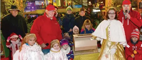  ?? Foto: Xaver Habermeier ?? Strahlende Gesichter bei den Gewinnern der ersten Zwischenzi­ehung in diesem Jahr. Das Neuburger Christkind ist traditione­ll die Glücksfee beim Auslosen der Preise der So zialverlos­ung, links in der roten Jacke ist Bernhard Pfahler zu sehen, der sich um...