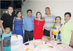  ??  ?? >La cumpleañer­a junto a sus familiares.