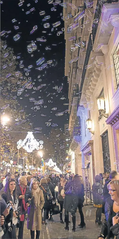  ?? MANÉ ESPINOSA ?? El Barcelona Shopping Night del año pasado en el paseo de Gràcia
CAMBIO DE ESTRATEGIA