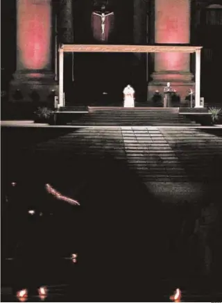  ?? POOL ?? El Papa celebra lejos del Coliseo de Roma por segundo año consecutiv­o el viacrucis nocturno, en una plaza de San Pedro prácticame­nte vacía