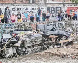  ??  ?? DAÑOS. Autos quedaron atrapados por la fuerte lluvia del domingo, en Jalisco.