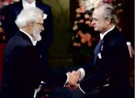  ?? HENRIK MONTGOMERY/SCANPIX SWEDEN/AFP VIA GETTY IMAGES ?? Dr. Kroemer (left) received the Nobel Prize in physics from Swedish King Carl XVI Gustaf in Stockholm in 2000.