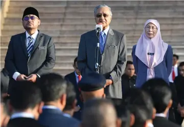  ??  ?? Dr Mahathir delivering his speech during the monthly gathering with staff of the Prime Minister’s Department at Putra Perdana. Also seen are Deputy Prime Minister Dr Wan Azizah Wan Ismail and Minister in the Prime Minister’s Department Datuk Seri Dr Mujahid Yusof Rawa. — Bernama photo