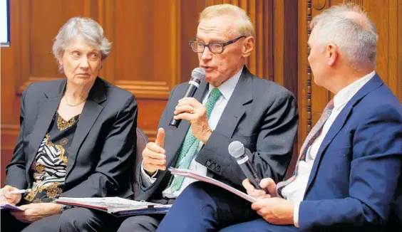  ?? Photo / Mark Mitchell ?? Former Australian Foreign Minister Bob Carr, flanked by former Prime Minister Helen Clark and Labour MP David Parker.