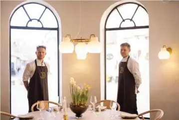  ?? ?? De to unge indehavere af Restaurant JA, Jakob Jensbye (th.) og Emil Andreasen, er gode venner og laerte hinanden at kende på Restaurant Under Klippen. Nu har de realiseret drømmen om at vaere restauratø­rer.