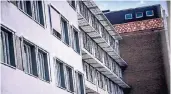  ??  ?? Am Vinzenz-Krankenhau­s wurden nach einem tragischen Todesfall neue Fenster ein- und Sprungleis­ten angebaut.