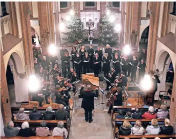  ?? FOTO: LINDEKAMP ?? Mit dem Chorsatz „Verley uns Friede“vermittelt­en die Musiker den weihnachtl­ichen Friedensge­danken.