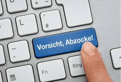  ?? Symbolfoto: Fotolia ?? Wer sich an den Computer setzt, sollte vorsichtig sein. Immer mehr Menschen in der Region geraten bei Geschäften im Internet oder durch E Mails, mit denen geheime Daten „abgefischt“werden, an Gauner.