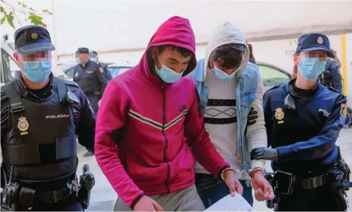  ?? EFE ?? Uno de los doce detenidos del grupo de pasajeros que huyó el pasado viernes de un avión que aterrizó de urgencia en Palma