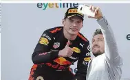  ??  ?? Siegertype­n: Marcel Hirscher (re.) posierte in Spielberg mit Grand-PrixSieger Max Verstappen