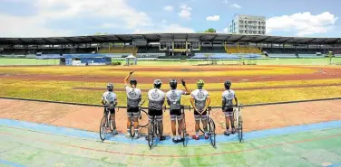  ?? —KONG SAAVEDRA ?? Members of North Side Fixed pose for a photo after a session at the velodrome.