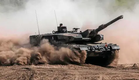  ?? WOJTEK RADWANSKI / AFP ?? Ist auf die Zerstörung anderer Panzer spezialisi­ert: der Leopard 2