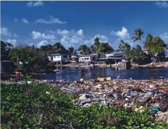  ??  ?? Tugurio en Tuvalu, la isla de un poco más de 11.000 habitantes está al borde de la desaparici­ón debido al cambio climático.