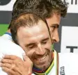  ?? Foto: dpa ?? Weltmeiste­r Alejandro Valverde (vorne), umarmt von seinem Vorgänger Peter Sagan.