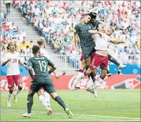  ?? FOTO: GETTY ?? Australian­os y daneses pugnan por un balón durante el partido