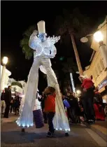  ??  ?? Dans la nuit de Juan, les échassiers lumineux ont ouvert le cortège vers... l’illuminati­on des trois pinèdes de la station.