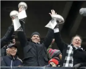  ?? ELISE AMENDOLA - THE ASSOCIATED PRESS ?? FILE - In this Feb. 7, 2017, file photo, New England Patriots quarterbac­k Tom Brady holds up a Super Bowl trophy along with head coach Bill Belichick, right, and team owner Robert Kraft, left, during a rally in Boston to celebrate a 34-28 win over the...