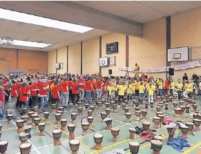  ?? FOTO: SCHULE ?? Afrika war das Thema der Höseler Grundschül­er für eine Woche. Am Ende stand ein Spektakel mit dem Trommelkün­stler Otto.