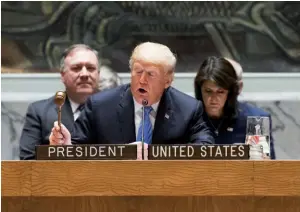  ??  ?? Photo ci-contre : Le 28 septembre 2018, le président américain préside une séance du Conseil de sécurité des Nations Unies. Un an plus tôt, à l’occasion de son premier discours devant l’Assemblée générale des Nations Unies, le président américain avait choqué une partie de son auditoire par la brutalité et l’agressivit­é de son discours, qui menaçait de « destructio­n totale » la Corée du Nord, faisant référence à la chanson d’Elton John « Rocket Man » pour désigner le leader nordcoréen. (© UN/Mark Garten)
